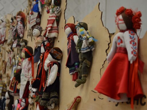 В Кілії презентували виставку унікальної мапи України з ляльок мотанок