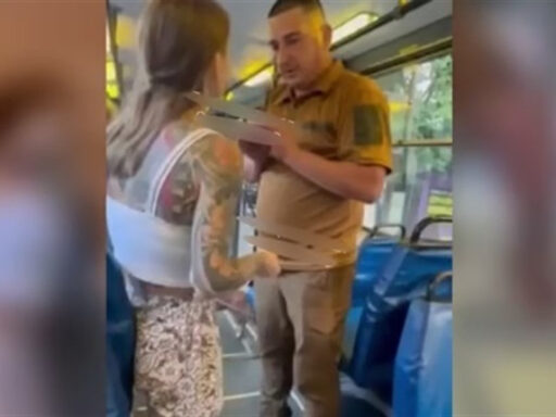 В Одессе пьяный охранник избил женщину в троллейбусе